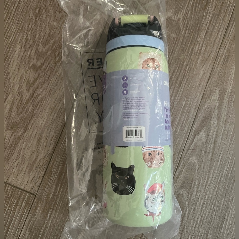 NEW SEALED! Owala x Urban Outfitters 32oz
FreeSip - Cat Collage Waterbottle